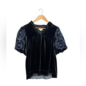 Umgee blouse Women’s Size: Small fits more like a Medium
